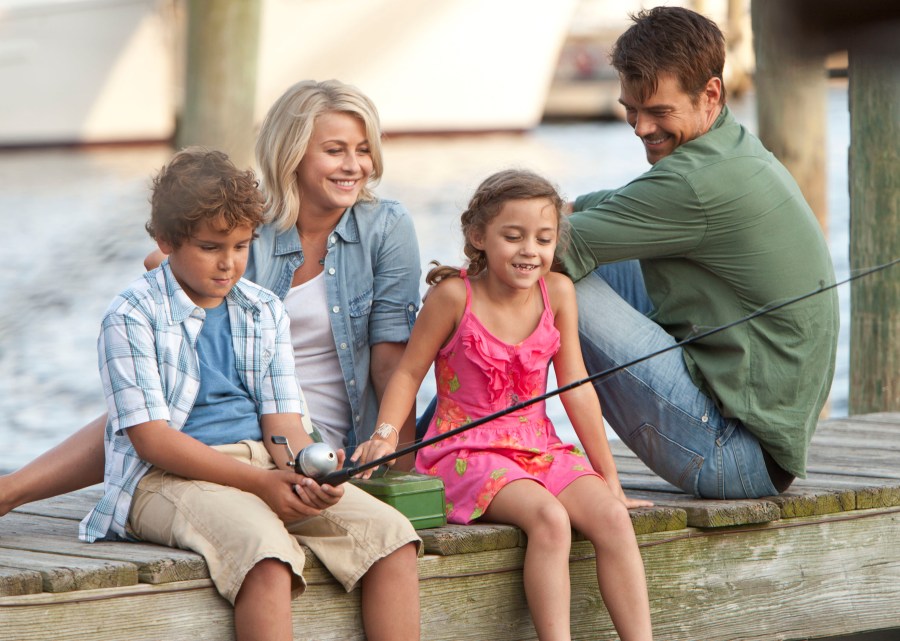 (Left to Right.) Noah Lomaz, Julianne Hough, Mimi Kirkland and Josh Duhamel star in Relativity Media's "Safe Haven." © 2012 Safe Haven Productions. All Rights Reserved. Credit: James Bridges James Bridges ©2012 Relativity Media. All Rights Reserved.